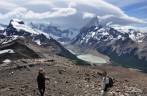 No alto da Loma del Pliegue Tumbado, maravilhados com a grandiosidade da paisagem do Parque Nacional Los Glaciares, em El Chaltén, na patagônia argentina